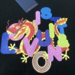 weigou_179549_4_88992c1606 P75 💥 Louis vuitton/LV 路易威登 夏季新款圆领短袖T恤!270克重磅高端纯棉面料,手感质感都极完美!修身裁剪设计干净利落!时尚又好看!走线做工非常精致!版型效果超赞!而且透气性能超强!任何年龄阶段都可轻松驾驭,男士衣橱里必备的单品。 颜色: 米白 黑色 码数:M-3XL (下单请报身高体重)