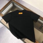 weigou_179549_7_bc6efbf788 P75 💥 Louis vuitton/LV 路易威登 夏季新款圆领短袖T恤!270克重磅高端纯棉面料,手感质感都极完美!修身裁剪设计干净利落!时尚又好看!走线做工非常精致!版型效果超赞!而且透气性能超强!任何年龄阶段都可轻松驾驭,男士衣橱里必备的单品。 颜色: 米白 黑色 码数:M-3XL (下单请报身高体重)
