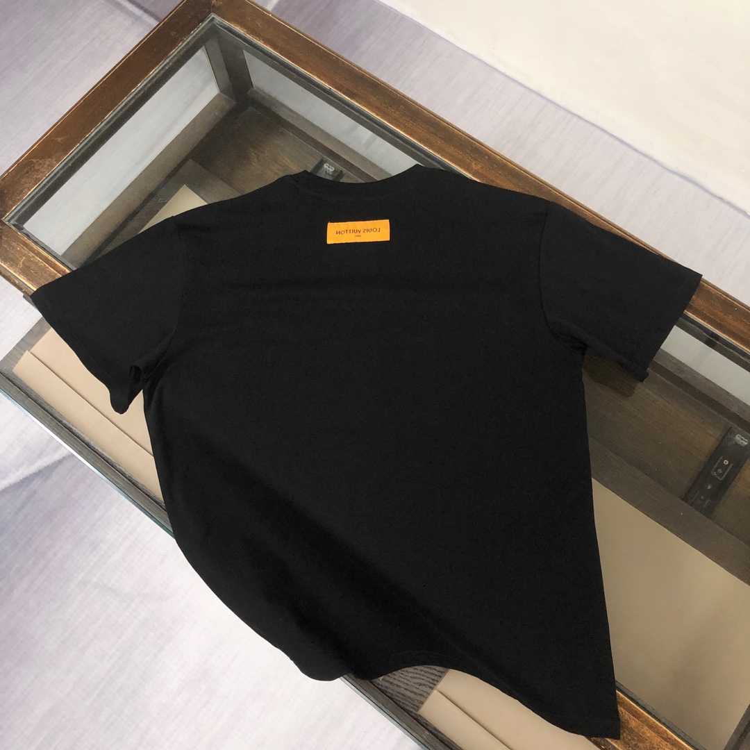 weigou_179549_7_bc6efbf788 P75 💥 Louis vuitton/LV 路易威登 夏季新款圆领短袖T恤!270克重磅高端纯棉面料,手感质感都极完美!修身裁剪设计干净利落!时尚又好看!走线做工非常精致!版型效果超赞!而且透气性能超强!任何年龄阶段都可轻松驾驭,男士衣橱里必备的单品。 颜色: 米白 黑色 码数:M-3XL (下单请报身高体重)