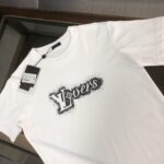 weigou_179578_2_b7cead0ffe P75 💥 Louis vuitton/LV 路易威登 夏季新款圆领短袖T恤!270克重磅高端纯棉面料,手感质感都极完美!修身裁剪设计干净利落!时尚又好看!走线做工非常精致!版型效果超赞!而且透气性能超强!任何年龄阶段都可轻松驾驭,男士衣橱里必备的单品。 颜色: 米白 黑色 码数:M-3XL (下单请报身高体重)
