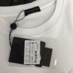 weigou_179578_3_02e232ddf5 P75 💥 Louis vuitton/LV 路易威登 夏季新款圆领短袖T恤!270克重磅高端纯棉面料,手感质感都极完美!修身裁剪设计干净利落!时尚又好看!走线做工非常精致!版型效果超赞!而且透气性能超强!任何年龄阶段都可轻松驾驭,男士衣橱里必备的单品。 颜色: 米白 黑色 码数:M-3XL (下单请报身高体重)