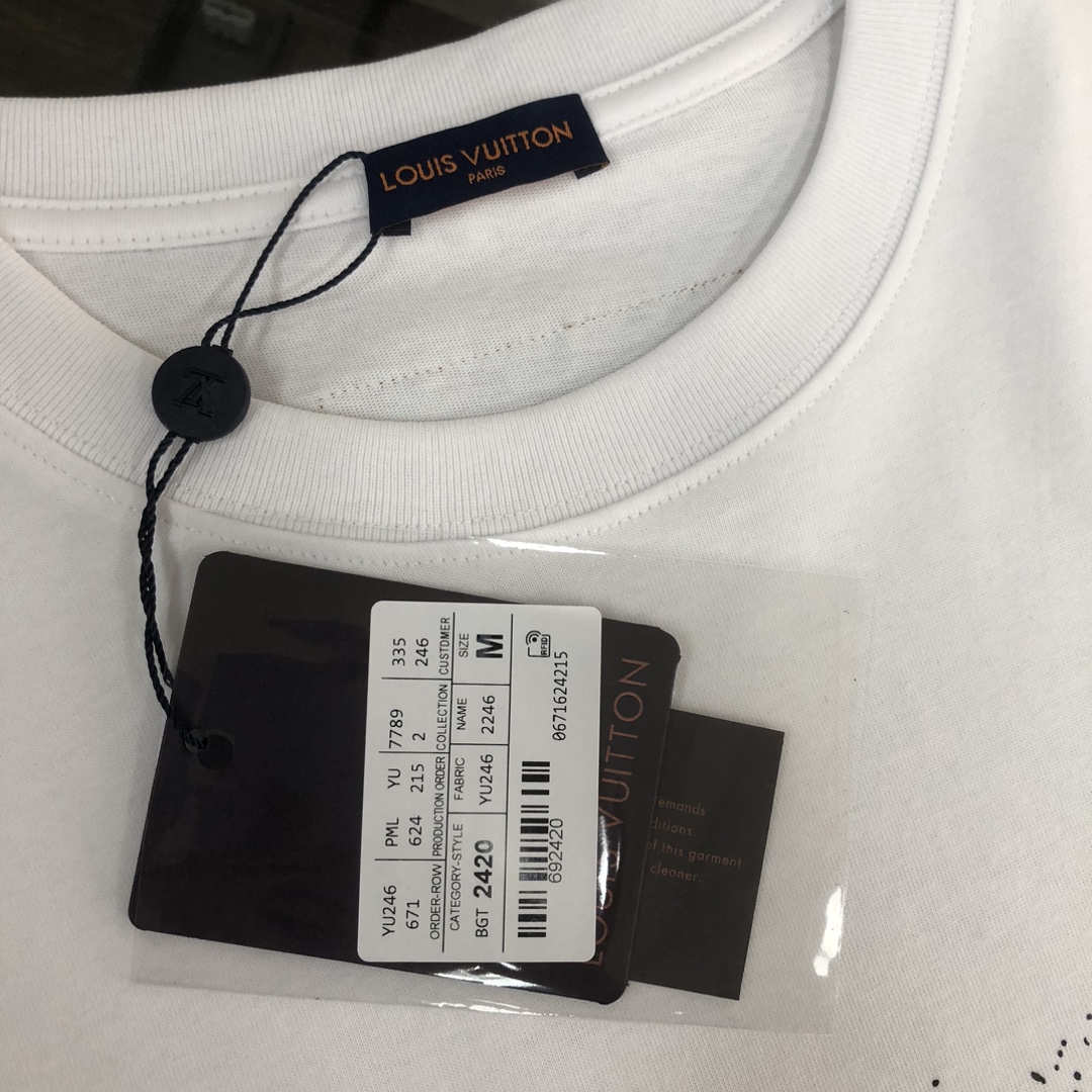 weigou_179578_3_02e232ddf5 P75 💥 Louis vuitton/LV 路易威登 夏季新款圆领短袖T恤!270克重磅高端纯棉面料,手感质感都极完美!修身裁剪设计干净利落!时尚又好看!走线做工非常精致!版型效果超赞!而且透气性能超强!任何年龄阶段都可轻松驾驭,男士衣橱里必备的单品。 颜色: 米白 黑色 码数:M-3XL (下单请报身高体重)