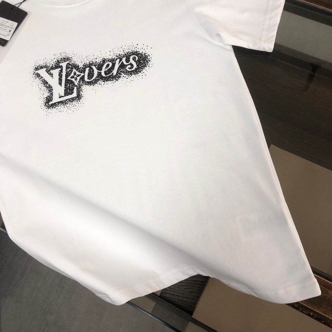 weigou_179578_6_6359384b7d P75 💥 Louis vuitton/LV 路易威登 夏季新款圆领短袖T恤!270克重磅高端纯棉面料,手感质感都极完美!修身裁剪设计干净利落!时尚又好看!走线做工非常精致!版型效果超赞!而且透气性能超强!任何年龄阶段都可轻松驾驭,男士衣橱里必备的单品。 颜色: 米白 黑色 码数:M-3XL (下单请报身高体重)