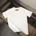 weigou_179578_7_a92b0f4c2d P75 💥 Louis vuitton/LV 路易威登 夏季新款圆领短袖T恤!270克重磅高端纯棉面料,手感质感都极完美!修身裁剪设计干净利落!时尚又好看!走线做工非常精致!版型效果超赞!而且透气性能超强!任何年龄阶段都可轻松驾驭,男士衣橱里必备的单品。 颜色: 米白 黑色 码数:M-3XL (下单请报身高体重)