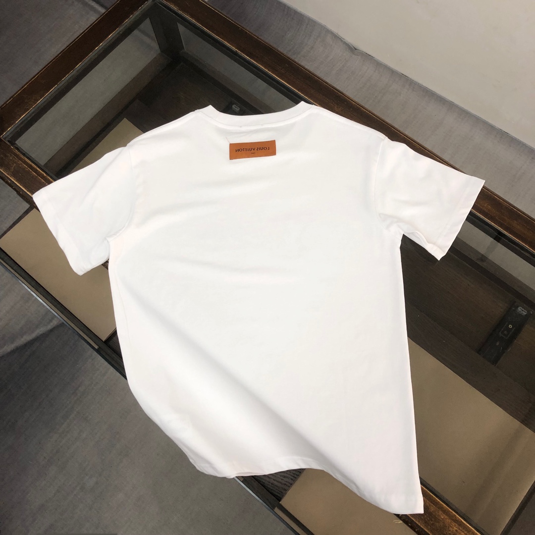 weigou_179578_7_a92b0f4c2d P75 💥 Louis vuitton/LV 路易威登 夏季新款圆领短袖T恤!270克重磅高端纯棉面料,手感质感都极完美!修身裁剪设计干净利落!时尚又好看!走线做工非常精致!版型效果超赞!而且透气性能超强!任何年龄阶段都可轻松驾驭,男士衣橱里必备的单品。 颜色: 米白 黑色 码数:M-3XL (下单请报身高体重)
