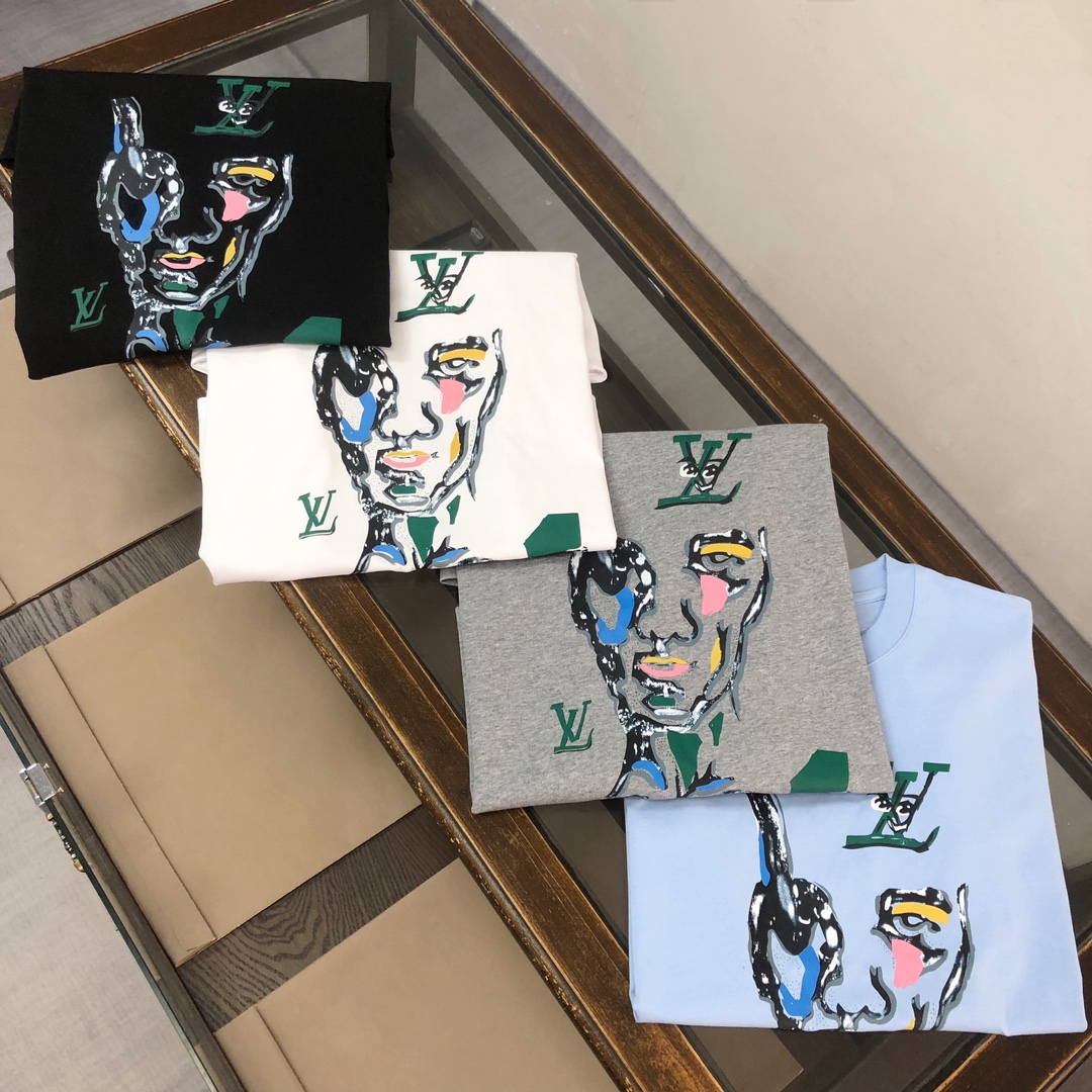 P75 🌟Louis vuitton/LV 26SS最新款印花短袖圆领T恤～印花Logo精致升级～定制纯棉面料，极为亲肤舒适， 摸上去手感非常的柔软，质感很好，做工细致。完美体现立体感 符合品牌一贯的设计风格，整体非常不错！时尚品味T恤衫，而且内搭单穿都完全没问题！上身效果超赞👍 颜色：黑色 白色 码数： M-XXXL