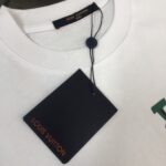 P75 🌟Louis vuitton/LV 26SS最新款印花短袖圆领T恤～印花Logo精致升级～定制纯棉面料，极为亲肤舒适， 摸上去手感非常的柔软，质感很好，做工细致。完美体现立体感 符合品牌一贯的设计风格，整体非常不错！时尚品味T恤衫，而且内搭单穿都完全没问题！上身效果超赞👍 颜色：黑色 白色 码数： M-XXXL