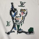 P75 🌟Louis vuitton/LV 26SS最新款印花短袖圆领T恤～印花Logo精致升级～定制纯棉面料，极为亲肤舒适， 摸上去手感非常的柔软，质感很好，做工细致。完美体现立体感 符合品牌一贯的设计风格，整体非常不错！时尚品味T恤衫，而且内搭单穿都完全没问题！上身效果超赞👍 颜色：黑色 白色 码数： M-XXXL