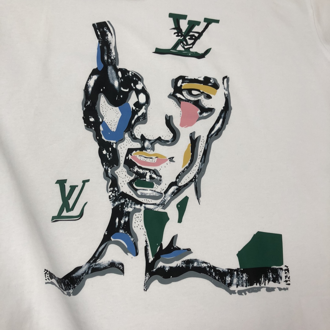 P75 🌟Louis vuitton/LV 26SS最新款印花短袖圆领T恤～印花Logo精致升级～定制纯棉面料，极为亲肤舒适， 摸上去手感非常的柔软，质感很好，做工细致。完美体现立体感 符合品牌一贯的设计风格，整体非常不错！时尚品味T恤衫，而且内搭单穿都完全没问题！上身效果超赞👍 颜色：黑色 白色 码数： M-XXXL