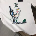 P75 🌟Louis vuitton/LV 26SS最新款印花短袖圆领T恤～印花Logo精致升级～定制纯棉面料，极为亲肤舒适， 摸上去手感非常的柔软，质感很好，做工细致。完美体现立体感 符合品牌一贯的设计风格，整体非常不错！时尚品味T恤衫，而且内搭单穿都完全没问题！上身效果超赞👍 颜色：黑色 白色 码数： M-XXXL