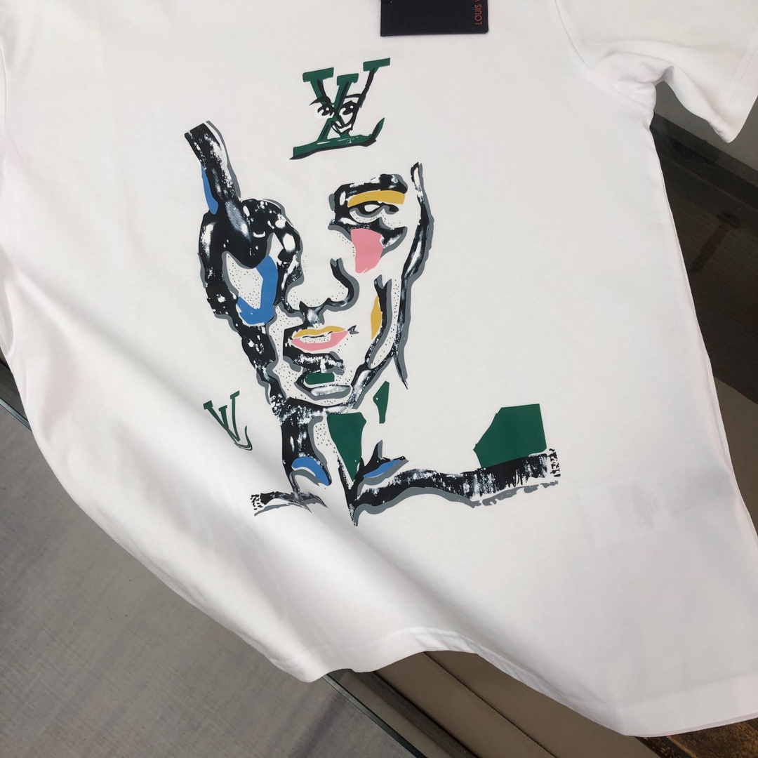 P75 🌟Louis vuitton/LV 26SS最新款印花短袖圆领T恤～印花Logo精致升级～定制纯棉面料，极为亲肤舒适， 摸上去手感非常的柔软，质感很好，做工细致。完美体现立体感 符合品牌一贯的设计风格，整体非常不错！时尚品味T恤衫，而且内搭单穿都完全没问题！上身效果超赞👍 颜色：黑色 白色 码数： M-XXXL