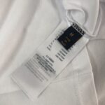 P75 🌟Louis vuitton/LV 26SS最新款印花短袖圆领T恤～印花Logo精致升级～定制纯棉面料，极为亲肤舒适， 摸上去手感非常的柔软，质感很好，做工细致。完美体现立体感 符合品牌一贯的设计风格，整体非常不错！时尚品味T恤衫，而且内搭单穿都完全没问题！上身效果超赞👍 颜色：黑色 白色 码数： M-XXXL