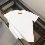 P75 🌟Louis vuitton/LV 26SS最新款印花短袖圆领T恤～印花Logo精致升级～定制纯棉面料，极为亲肤舒适， 摸上去手感非常的柔软，质感很好，做工细致。完美体现立体感 符合品牌一贯的设计风格，整体非常不错！时尚品味T恤衫，而且内搭单穿都完全没问题！上身效果超赞👍 颜色：黑色 白色 码数： M-XXXL