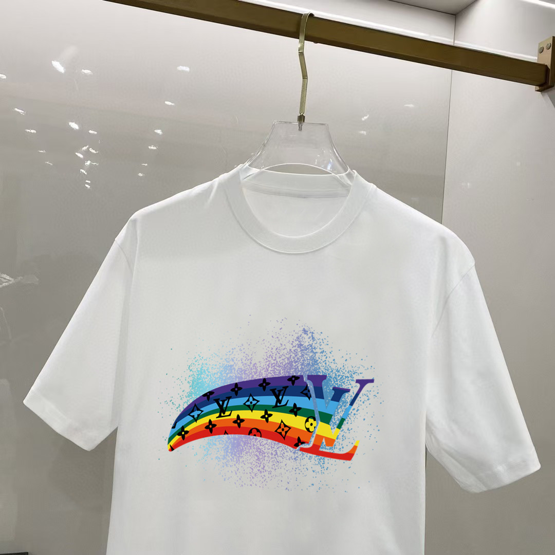 P70 路易威登 2026早春新款首发专柜最新款短袖圆领T恤 高端订制 设计前卫时尚！高端定制高支长绒棉面料.穿着舒适.专柜级别精致车线.做工精细.上身效果无敌帅气！型男必备单品！ 码数： S M L XL XXL 胸围：50 52 55 58 61 衣长：69 71 73 75 77 肩宽：48 50 53 56 58 袖长：22 23 24 尺寸由于手工测量，存在1-3CM左右的偏差