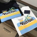 weigou_179637_1_aa7841c133 P75 💥 LV 夏季新款圆领短袖T恤!270克重磅高端纯棉面料,手感质感都极完美!修身裁剪设计干净利落!时尚又好看!走线做工非常精致!版型效果超赞!而且透气性能超强!任何年龄阶段都可轻松驾驭,男士衣橱里必备的单品。 颜色: 米白 黑色 码数:M-3XL (下单请报身高体重)