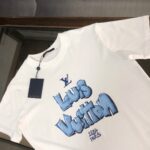 weigou_179666_2_cc455b5489 P75 💥 LV 夏季新款圆领短袖T恤!270克重磅高端纯棉面料,手感质感都极完美!修身裁剪设计干净利落!时尚又好看!走线做工非常精致!版型效果超赞!而且透气性能超强!任何年龄阶段都可轻松驾驭,男士衣橱里必备的单品。 颜色: 白色 黑色 码数:M-3XL (下单请报身高体重)