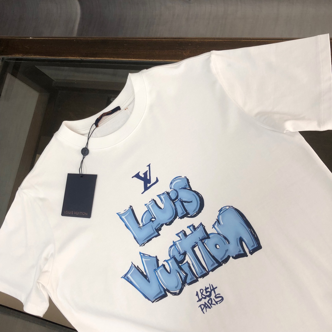 weigou_179666_2_cc455b5489 P75 💥 LV 夏季新款圆领短袖T恤!270克重磅高端纯棉面料,手感质感都极完美!修身裁剪设计干净利落!时尚又好看!走线做工非常精致!版型效果超赞!而且透气性能超强!任何年龄阶段都可轻松驾驭,男士衣橱里必备的单品。 颜色: 白色 黑色 码数:M-3XL (下单请报身高体重)