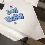 weigou_179666_6_a0671f15af P75 💥 LV 夏季新款圆领短袖T恤!270克重磅高端纯棉面料,手感质感都极完美!修身裁剪设计干净利落!时尚又好看!走线做工非常精致!版型效果超赞!而且透气性能超强!任何年龄阶段都可轻松驾驭,男士衣橱里必备的单品。 颜色: 白色 黑色 码数:M-3XL (下单请报身高体重)