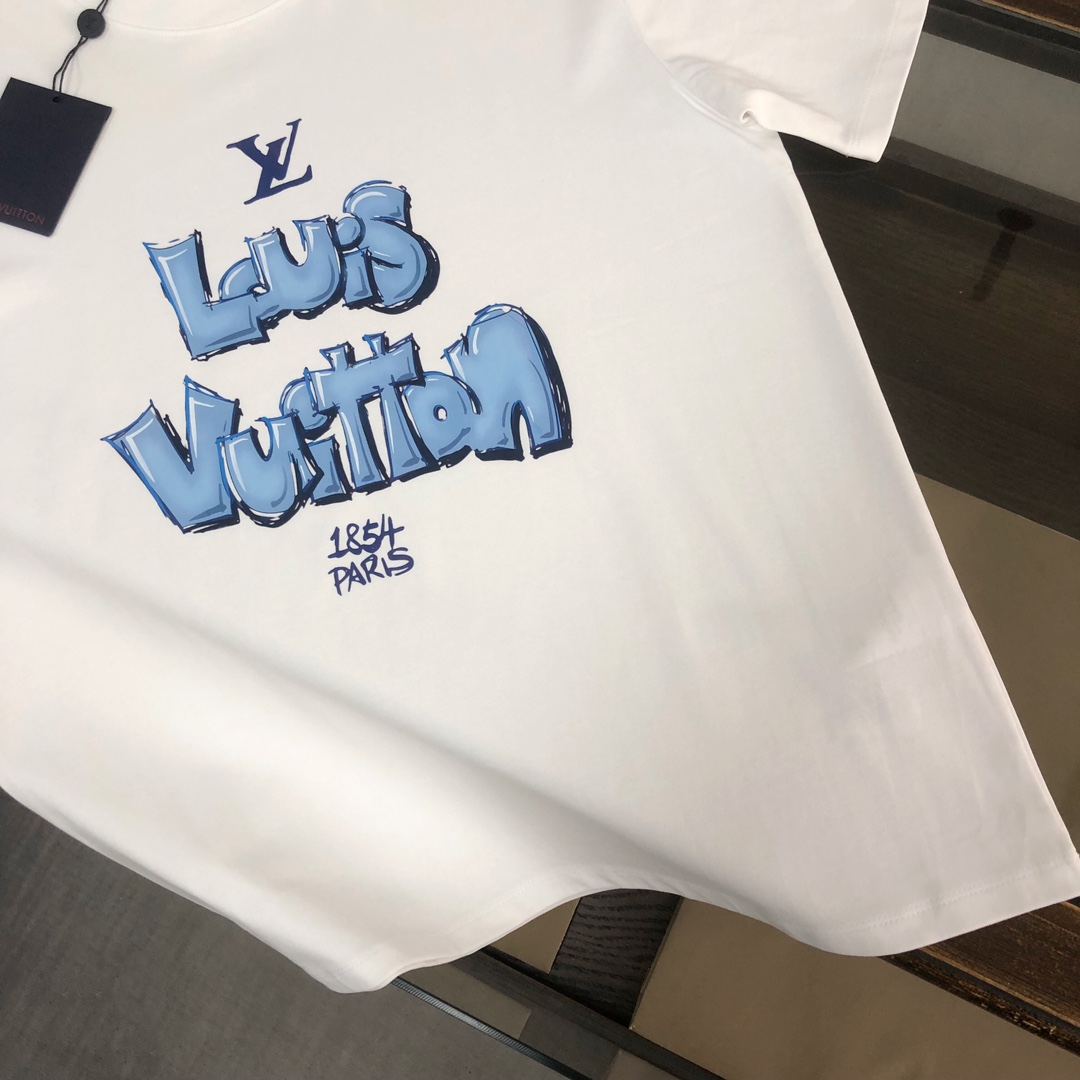 weigou_179666_6_a0671f15af P75 💥 LV 夏季新款圆领短袖T恤!270克重磅高端纯棉面料,手感质感都极完美!修身裁剪设计干净利落!时尚又好看!走线做工非常精致!版型效果超赞!而且透气性能超强!任何年龄阶段都可轻松驾驭,男士衣橱里必备的单品。 颜色: 白色 黑色 码数:M-3XL (下单请报身高体重)