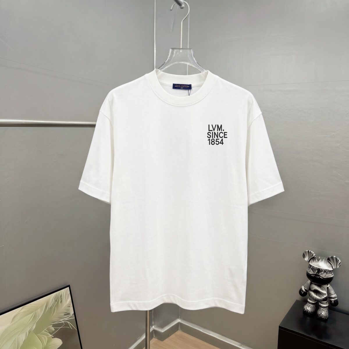 weigou_179695_0_26db471139 P75 1v~ Lv路易logo刺绣字母 《区别通货面料》7a抗菌短袖tee 上身十分舒适,男女同款半袖,落肩宽松版型 颜色: 黑色 白色 咖啡色 尺码:S(90-130斤) M(125-150斤) L(135-165斤) XL(160-190斤) XXL(185-220斤)