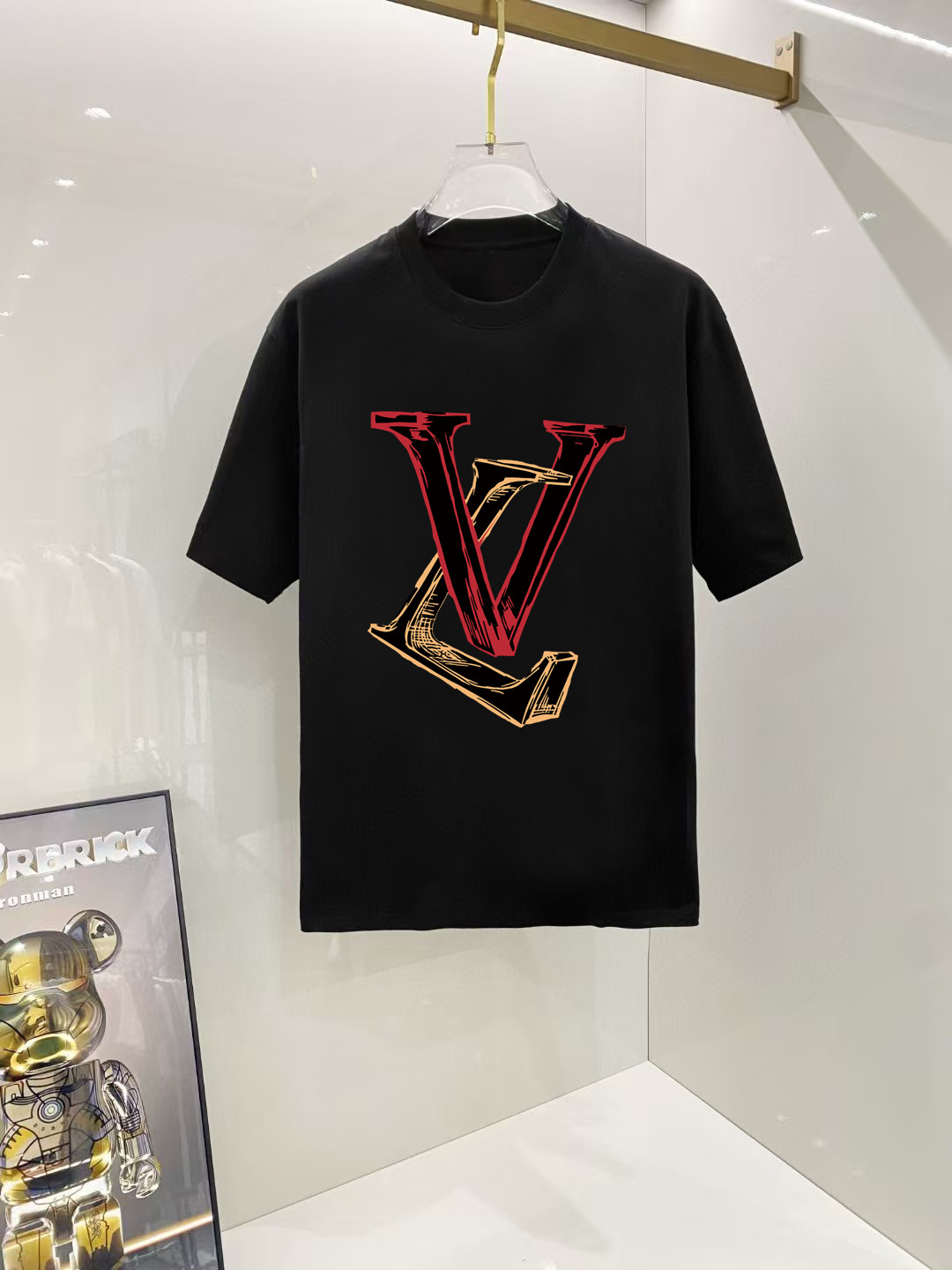 P70 路易威登 2026早春新款首发专柜最新款短袖圆领T恤 高端订制 设计前卫时尚！高端定制高支长绒棉面料.穿着舒适.专柜级别精致车线.做工精细.上身效果无敌帅气！型男必备单品！ 码数： S M L XL XXL 胸围：50 52 55 58 61 衣长：69 71 73 75 77 肩宽：48 50 53 56 58 袖长：22 23 24 尺寸由于手工测量，存在1-3CM左右的偏差