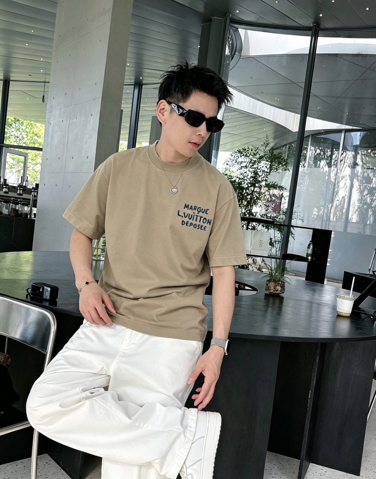 P75 1v～ Lv路易logo刺绣字母 《区别通货面料》7a抗菌短袖tee 上身十分舒适，男女同款半袖，落肩宽松版型 颜色: 黑色 白色 咖啡色 尺码：S（90-130斤） M（125-150斤） L（135-165斤） XL（160-190斤） XXL（185-220斤）