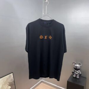 P75 1V～路易 三花刺绣 《区别通货面料》双纱纯棉，紧密纱线短袖tee 上身十分舒适，男女同款，落肩宽松版型 颜色: 黑色 白色 咖啡色 尺码：S（90-130斤） M（125-150斤） L（135-165斤） XL（160-190斤） XXL（185-220斤）