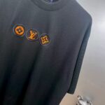 weigou_179762_3_b1fe651bca P75 1V~路易 三花刺绣 《区别通货面料》双纱纯棉,紧密纱线短袖tee 上身十分舒适,男女同款,落肩宽松版型 颜色: 黑色 白色 咖啡色 尺码:S(90-130斤) M(125-150斤) L(135-165斤) XL(160-190斤) XXL(185-220斤)