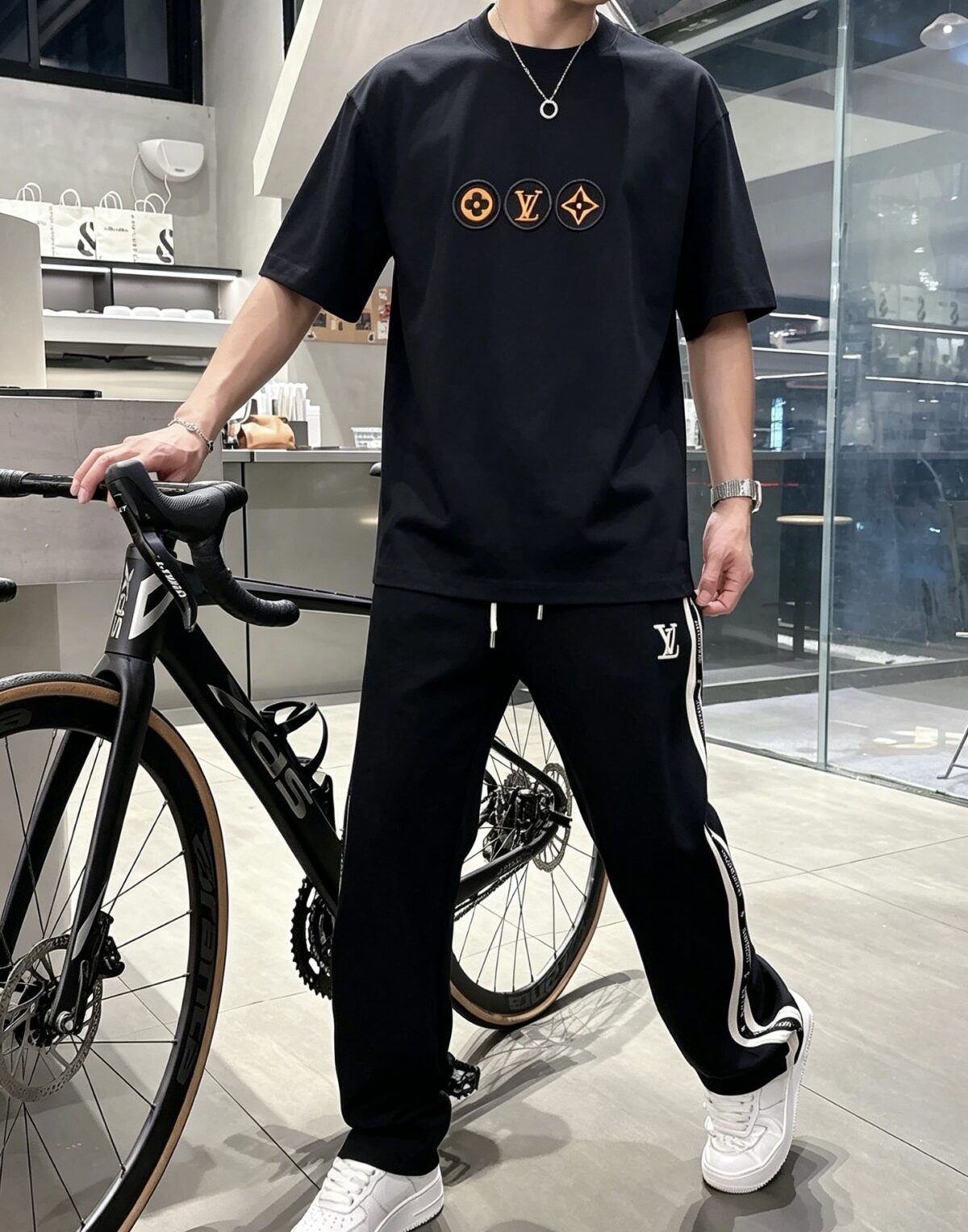 weigou_179762_6_a3259bbbe2 P75 1V~路易 三花刺绣 《区别通货面料》双纱纯棉,紧密纱线短袖tee 上身十分舒适,男女同款,落肩宽松版型 颜色: 黑色 白色 咖啡色 尺码:S(90-130斤) M(125-150斤) L(135-165斤) XL(160-190斤) XXL(185-220斤)