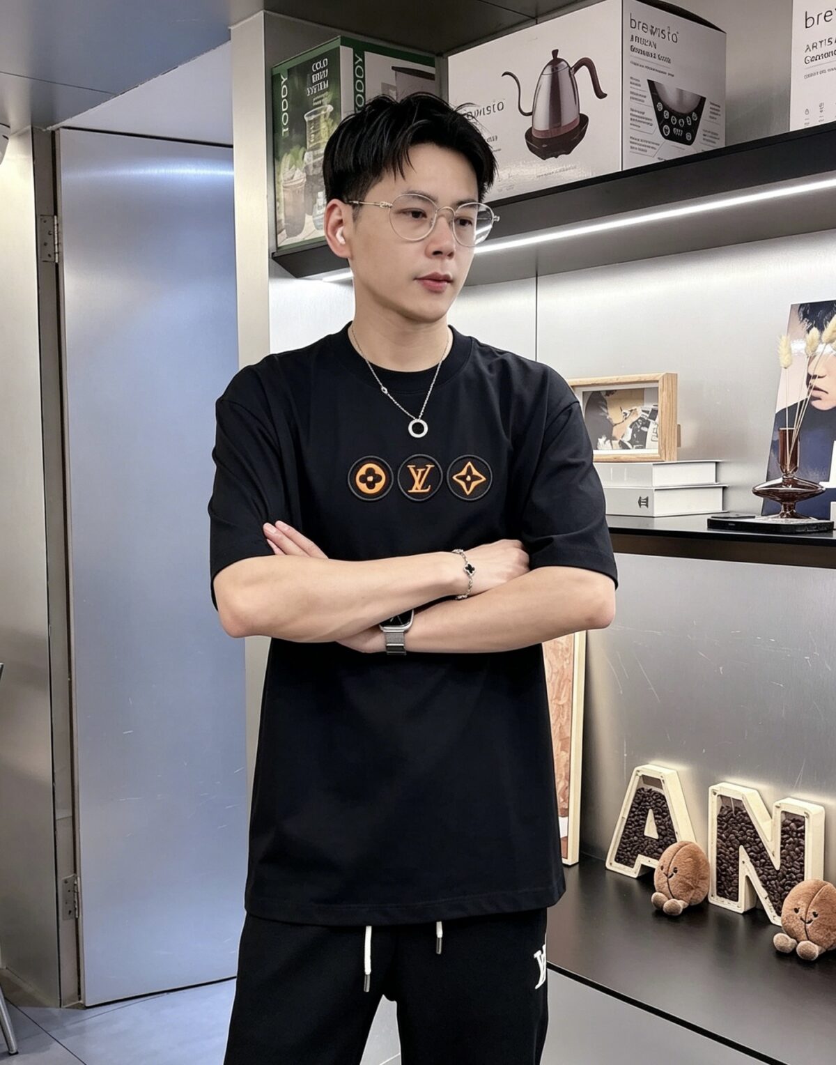 weigou_179762_7_681f9d89ef P75 1V~路易 三花刺绣 《区别通货面料》双纱纯棉,紧密纱线短袖tee 上身十分舒适,男女同款,落肩宽松版型 颜色: 黑色 白色 咖啡色 尺码:S(90-130斤) M(125-150斤) L(135-165斤) XL(160-190斤) XXL(185-220斤)