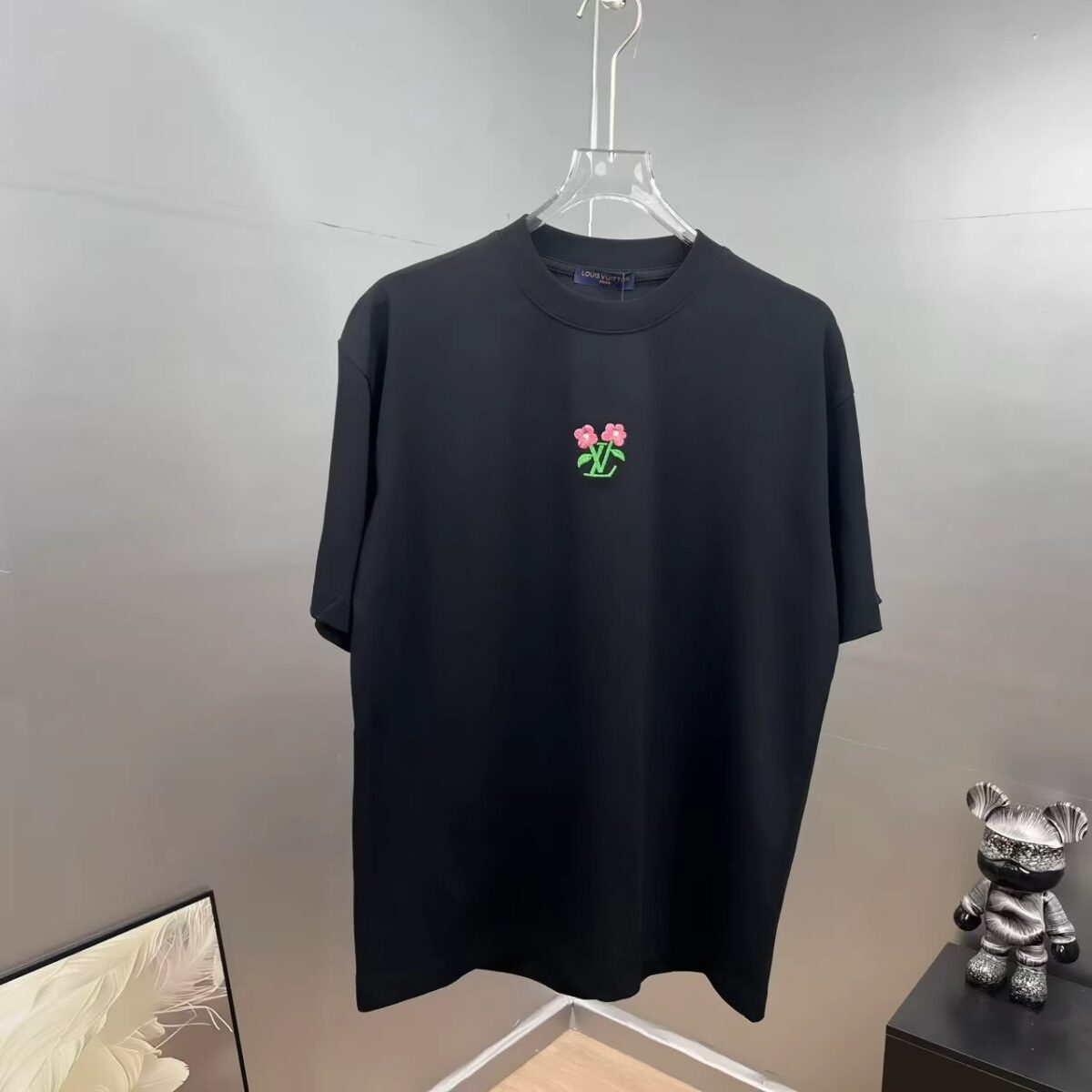 weigou_179785_0_a80abd5d6c P75 1V~路易 花卉刺绣 《区别通货面料》双纱纯棉,紧密纱线短袖tee 上身十分舒适,男女同款,落肩宽松版型 颜色: 黑色 白色 咖啡色 尺码:S(90-130斤) M(125-150斤) L(135-165斤) XL(160-190斤) XXL(185-220斤)