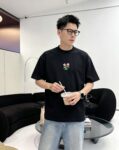 weigou_179785_6_c2a28ac7d4 P75 1V~路易 花卉刺绣 《区别通货面料》双纱纯棉,紧密纱线短袖tee 上身十分舒适,男女同款,落肩宽松版型 颜色: 黑色 白色 咖啡色 尺码:S(90-130斤) M(125-150斤) L(135-165斤) XL(160-190斤) XXL(185-220斤)