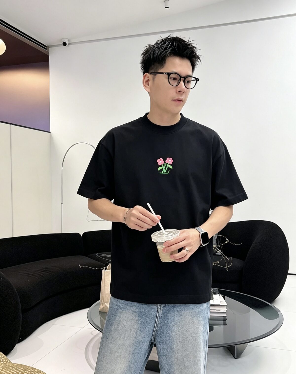 weigou_179785_6_c2a28ac7d4 P75 1V~路易 花卉刺绣 《区别通货面料》双纱纯棉,紧密纱线短袖tee 上身十分舒适,男女同款,落肩宽松版型 颜色: 黑色 白色 咖啡色 尺码:S(90-130斤) M(125-150斤) L(135-165斤) XL(160-190斤) XXL(185-220斤)
