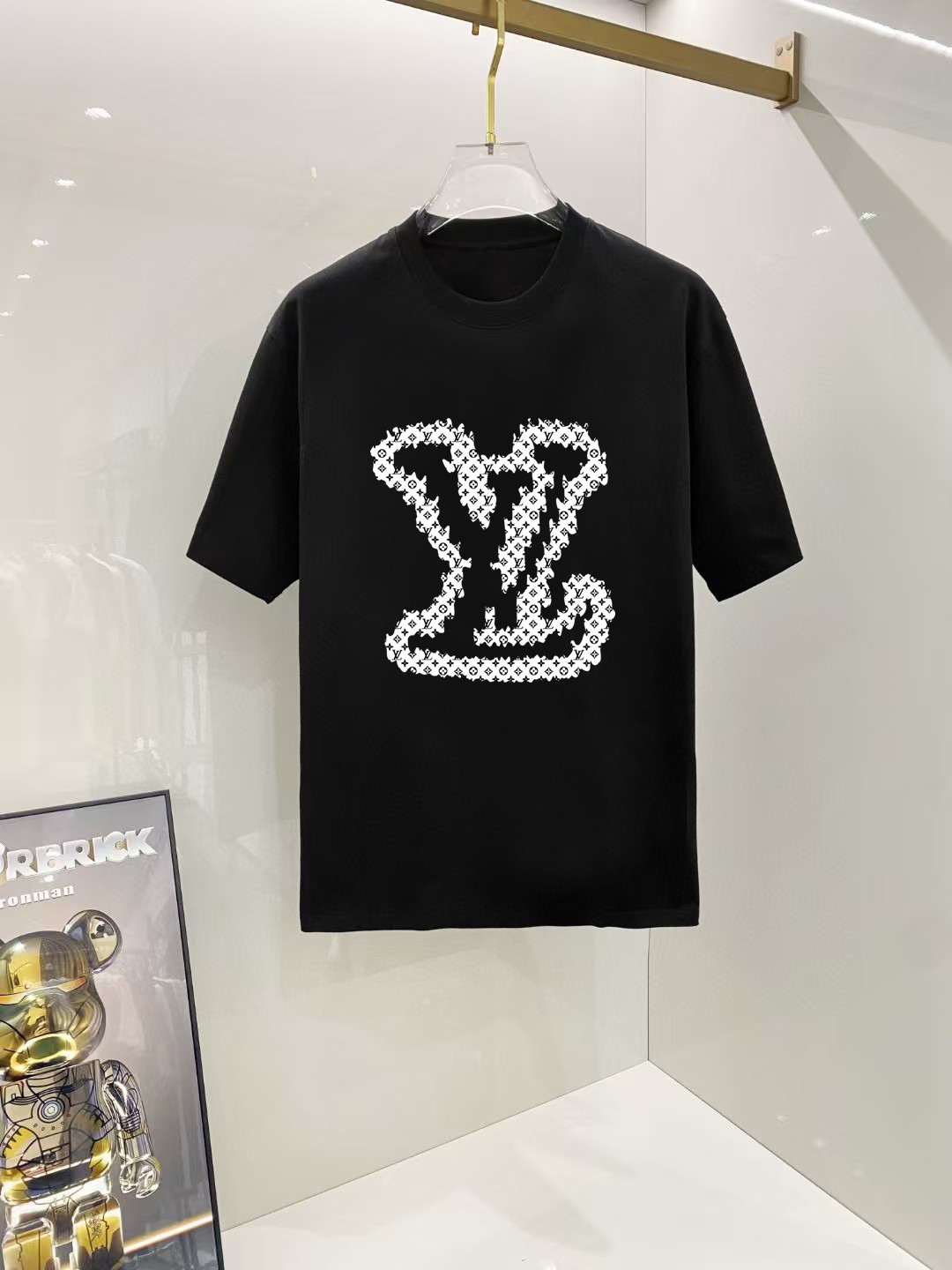 P70 路易威登 2026早春新款首发专柜最新款短袖圆领T恤 高端订制 设计前卫时尚！高端定制高支长绒棉面料.穿着舒适.专柜级别精致车线.做工精细.上身效果无敌帅气！型男必备单品！ 码数： S M L XL XXL 胸围：50 52 55 58 61 衣长：69 71 73 75 77 肩宽：48 50 53 56 58 袖长：22 23 24 尺寸由于手工测量，存在1-3CM左右的偏差