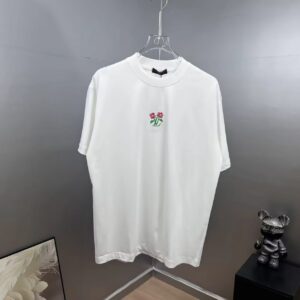 P75 1V～路易 花卉刺绣 《区别通货面料》双纱纯棉，紧密纱线短袖tee 上身十分舒适，男女同款，落肩宽松版型 颜色: 黑色 白色 咖啡色 尺码：S（90-130斤） M（125-150斤） L（135-165斤） XL（160-190斤） XXL（185-220斤）