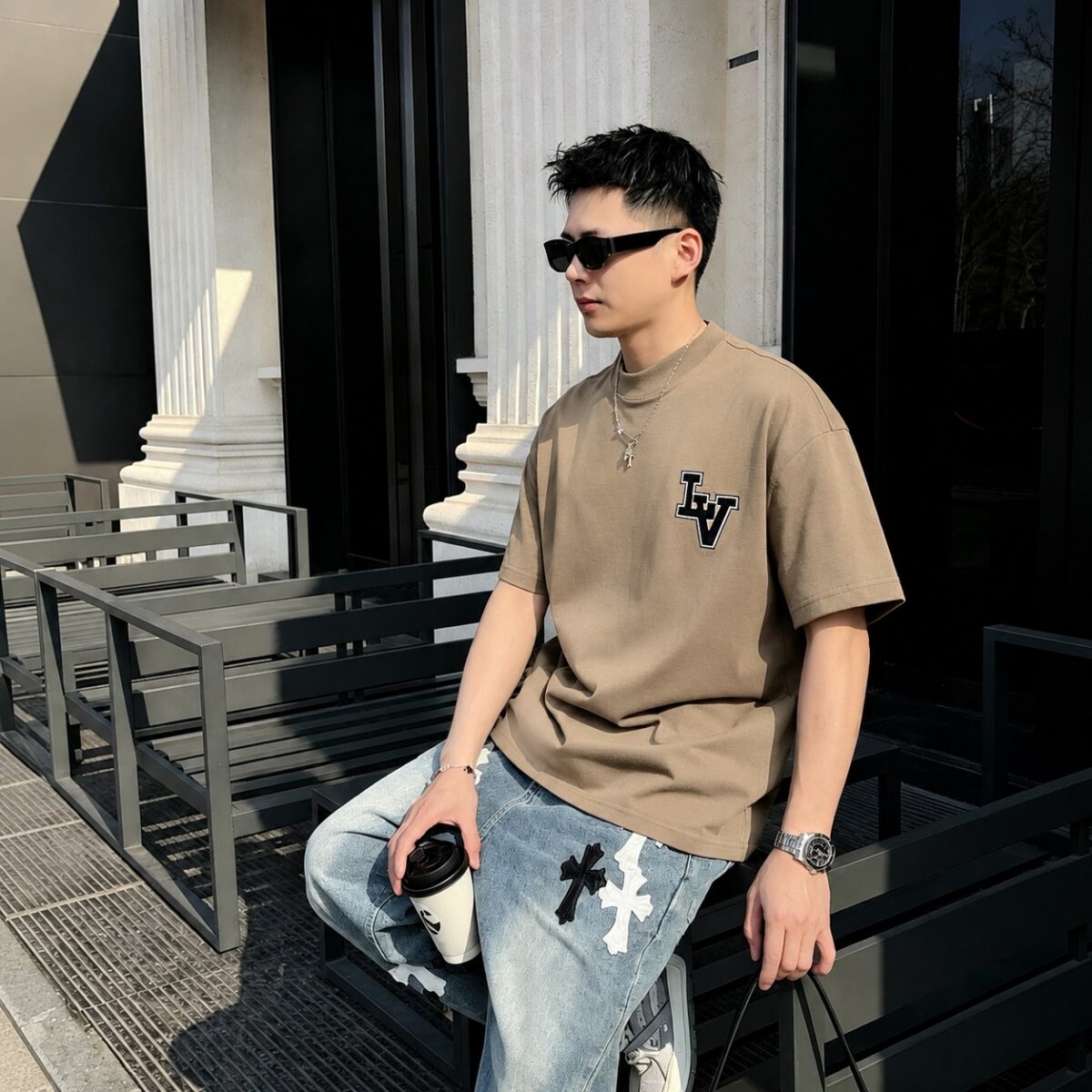 P75 1v～ Lv路易logo字母刺绣，官方同款 《区别通货面料》7a抗菌短袖tee 上身十分舒适，男女同款半袖，落肩宽松版型 颜色: 黑色 白色 咖啡色 尺码：S（90-130斤） M（125-150斤） L（135-165斤） XL（160-190斤） XXL（185-220斤）