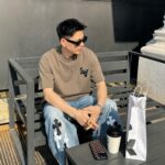 P75 1v～ Lv路易logo字母刺绣，官方同款 《区别通货面料》7a抗菌短袖tee 上身十分舒适，男女同款半袖，落肩宽松版型 颜色: 黑色 白色 咖啡色 尺码：S（90-130斤） M（125-150斤） L（135-165斤） XL（160-190斤） XXL（185-220斤）