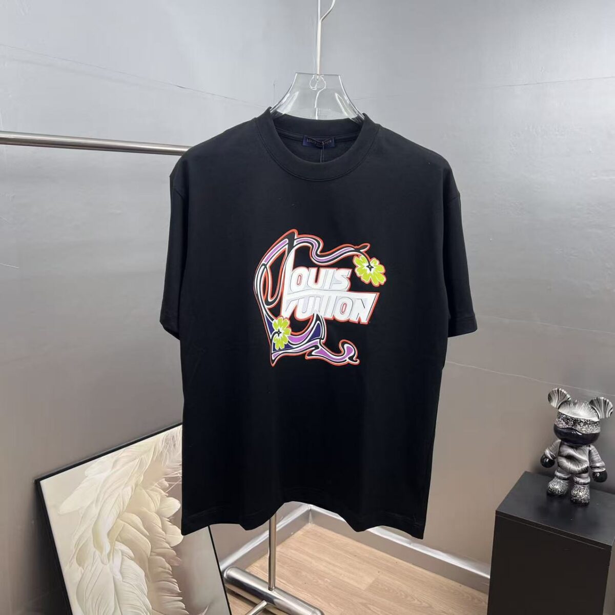 P75 1v*路易 厚板滴胶+印花工艺 《区别通货面料》双纱纯棉上衣 7a抗菌短袖tee 上身十分舒适，男女同款半袖，落肩宽松版型 颜色: 黑色 白色 咖啡色 尺码：S（90-130斤） M（125-150斤） L（135-165斤） XL（160-190斤） XXL（185-220斤）