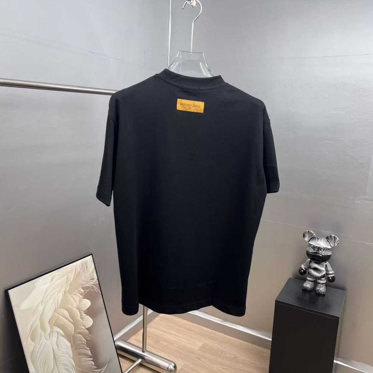 P75 1v*路易 厚板滴胶+印花工艺 《区别通货面料》双纱纯棉上衣 7a抗菌短袖tee 上身十分舒适，男女同款半袖，落肩宽松版型 颜色: 黑色 白色 咖啡色 尺码：S（90-130斤） M（125-150斤） L（135-165斤） XL（160-190斤） XXL（185-220斤）