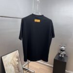 P75 1v*路易 厚板滴胶+印花工艺 《区别通货面料》双纱纯棉上衣 7a抗菌短袖tee 上身十分舒适，男女同款半袖，落肩宽松版型 颜色: 黑色 白色 咖啡色 尺码：S（90-130斤） M（125-150斤） L（135-165斤） XL（160-190斤） XXL（185-220斤）