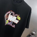 P75 1v*路易 厚板滴胶+印花工艺 《区别通货面料》双纱纯棉上衣 7a抗菌短袖tee 上身十分舒适，男女同款半袖，落肩宽松版型 颜色: 黑色 白色 咖啡色 尺码：S（90-130斤） M（125-150斤） L（135-165斤） XL（160-190斤） XXL（185-220斤）