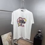 P75 1v*路易 厚板滴胶+印花工艺 《区别通货面料》双纱纯棉上衣 7a抗菌短袖tee 上身十分舒适，男女同款半袖，落肩宽松版型 颜色: 黑色 白色 咖啡色 尺码：S（90-130斤） M（125-150斤） L（135-165斤） XL（160-190斤） XXL（185-220斤）