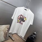 P75 1v*路易 厚板滴胶+印花工艺 《区别通货面料》双纱纯棉上衣 7a抗菌短袖tee 上身十分舒适，男女同款半袖，落肩宽松版型 颜色: 黑色 白色 咖啡色 尺码：S（90-130斤） M（125-150斤） L（135-165斤） XL（160-190斤） XXL（185-220斤）