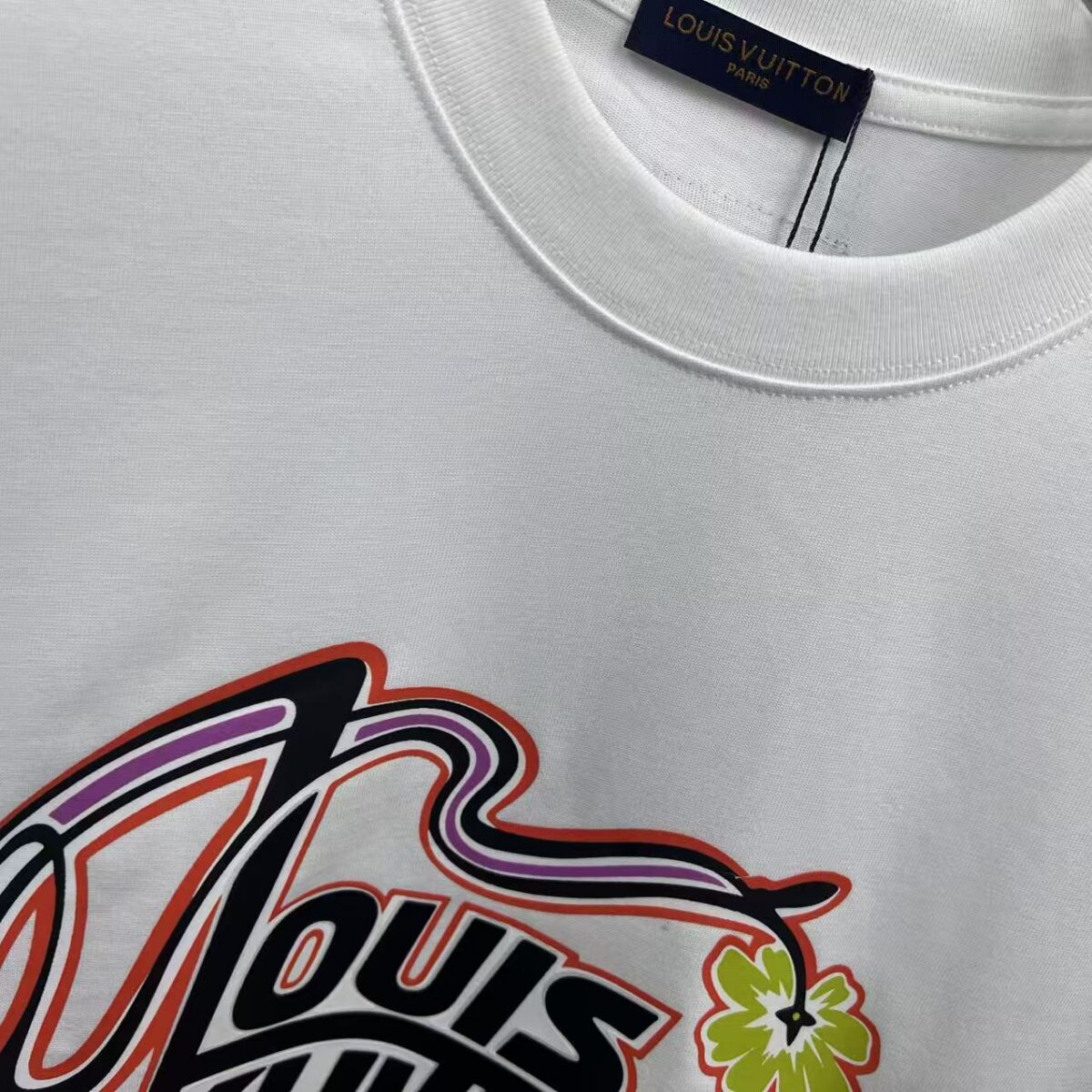 P75 1v*路易 厚板滴胶+印花工艺 《区别通货面料》双纱纯棉上衣 7a抗菌短袖tee 上身十分舒适，男女同款半袖，落肩宽松版型 颜色: 黑色 白色 咖啡色 尺码：S（90-130斤） M（125-150斤） L（135-165斤） XL（160-190斤） XXL（185-220斤）