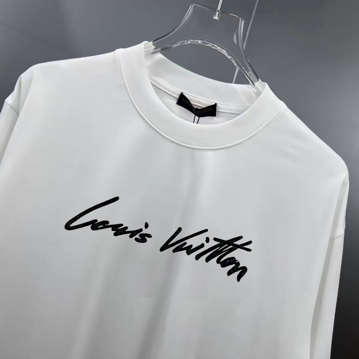 weigou_179980_2_65dcbc00a6 P75 1v~ Lv路易logo字母刺绣,官方同款 《区别通货面料》7a抗菌短袖tee 上身十分舒适,男女同款半袖,落肩宽松版型 颜色: 黑色 白色 咖啡色 尺码:S(90-130斤) M(125-150斤) L(135-165斤) XL(160-190斤) XXL(185-220斤)