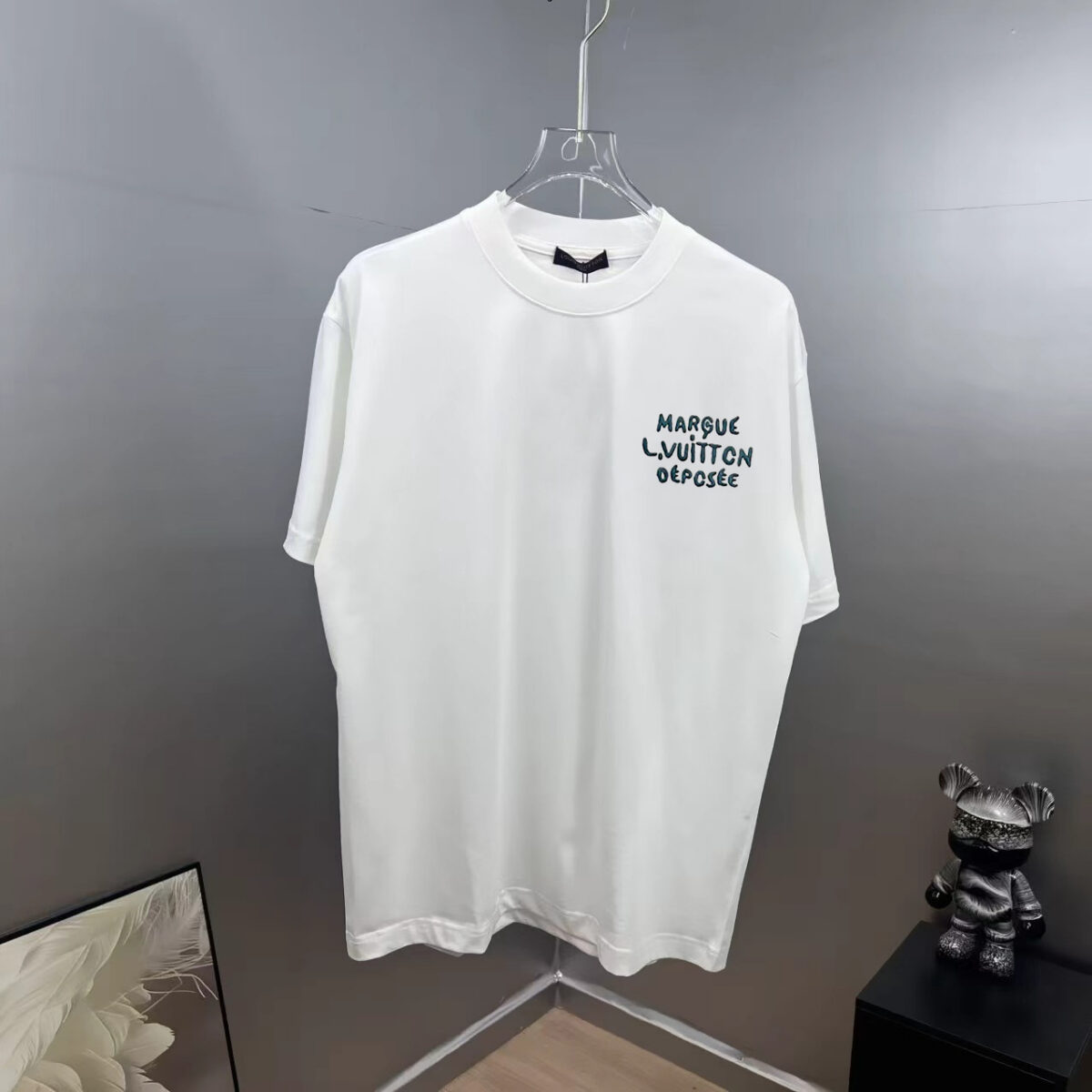 P75 1v～ Lv路易logo刺绣字母 《区别通货面料》7a抗菌短袖tee 上身十分舒适，男女同款半袖，落肩宽松版型 颜色: 黑色 白色 咖啡色 尺码：S（90-130斤） M（125-150斤） L（135-165斤） XL（160-190斤） XXL（185-220斤）