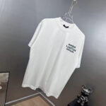 P75 1v～ Lv路易logo刺绣字母 《区别通货面料》7a抗菌短袖tee 上身十分舒适，男女同款半袖，落肩宽松版型 颜色: 黑色 白色 咖啡色 尺码：S（90-130斤） M（125-150斤） L（135-165斤） XL（160-190斤） XXL（185-220斤）