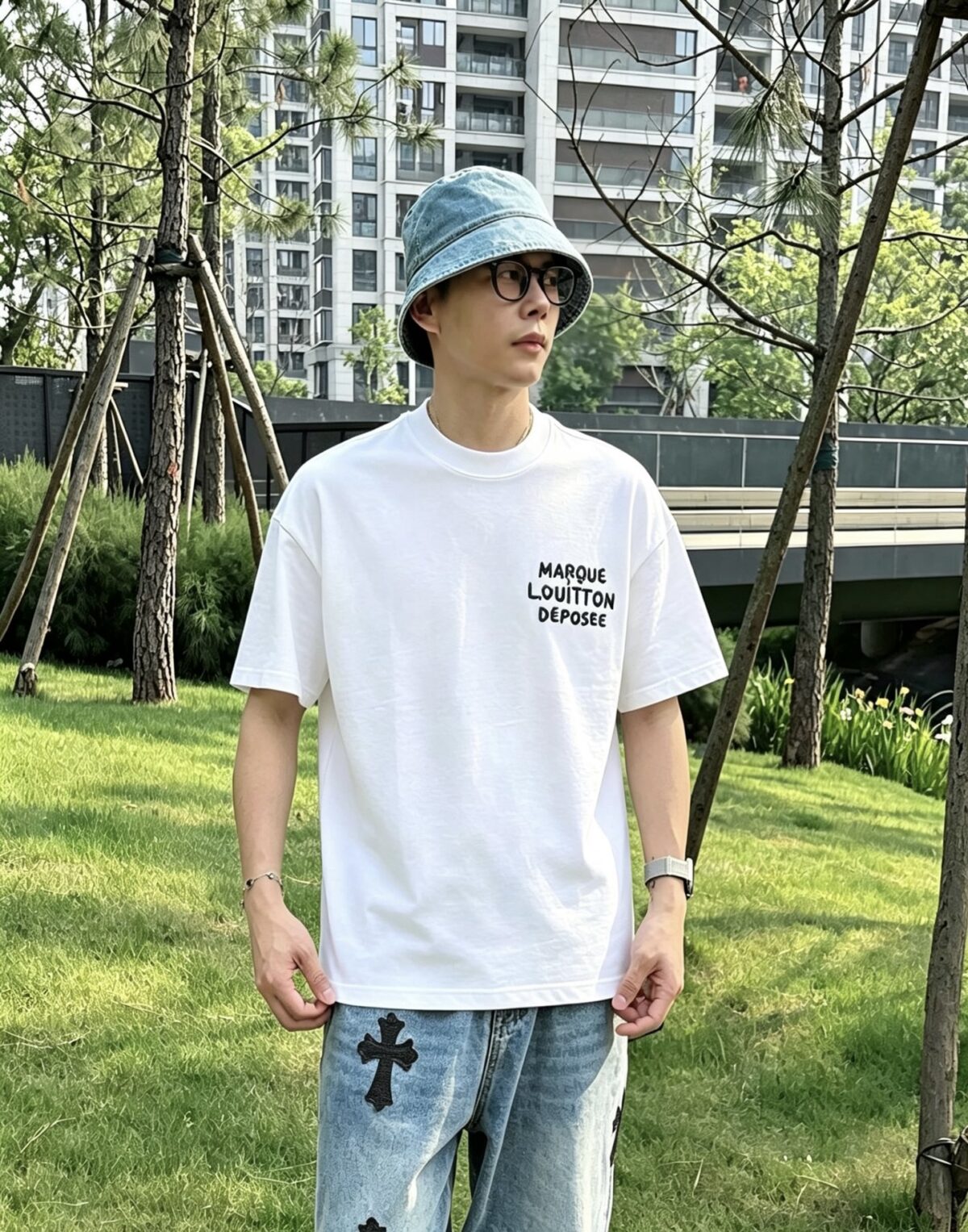 P75 1v～ Lv路易logo刺绣字母 《区别通货面料》7a抗菌短袖tee 上身十分舒适，男女同款半袖，落肩宽松版型 颜色: 黑色 白色 咖啡色 尺码：S（90-130斤） M（125-150斤） L（135-165斤） XL（160-190斤） XXL（185-220斤）