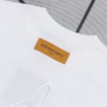 P70 Louis Vuitton路易威登2026新款LV手写刺绣短袖圆领T恤 高定重磅双股精梳棉打造，软糯厚实不易变形，宽松落肩剪裁适配各类身形，不挑男女。前后采用同色系立体手写刺绣，流畅花体字低调高级，无浮夸印花，暗光下暗藏精致质感，简约黑白两色百搭不挑穿搭。 经典圆领加固包边，领口久穿不易松垮，背后专属品牌织标点缀细节。日常单穿清爽利落，叠搭牛仔外套、机能夹克皆出彩，兼顾轻奢调性与街头潮流感，极简设计自带高级辨识度，是四季可穿的百搭典藏基础款。 尺码：S—XL 颜色：黑色 白色