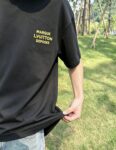 weigou_180042_8_aac08fe12e P75 1v~ Lv路易logo字母刺绣 《区别通货面料》7a抗菌短袖tee 上身十分舒适,男女同款半袖,落肩宽松版型 颜色: 黑色 白色 咖啡色 尺码:S(90-130斤) M(125-150斤) L(135-165斤) XL(160-190斤) XXL(185-220斤)
